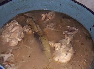 Una foto de Pollo encebollado