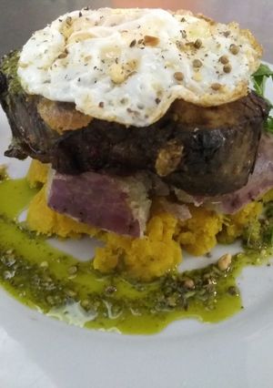 Una foto de Roast beef con puré de batata