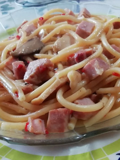 Una foto de One-pot pasta. Foratti con jamón y champiñones