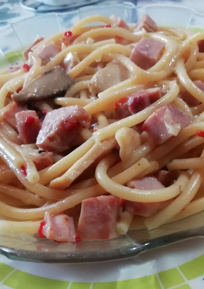 Una foto de One-pot pasta. Foratti con jamón y champiñones