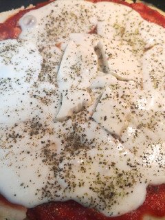 Una foto de Pizza de mozzarella en masa de harina pan a la sartén