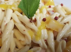 Foto di Strozzapreti mango salmone menta e pepe rosa