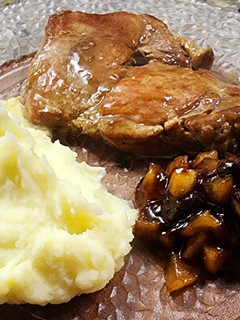 Una foto de Bondiola de cerdo con puré de papas 🥩🥔 😋