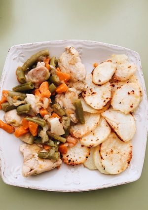 Una foto de Pollo con verduras