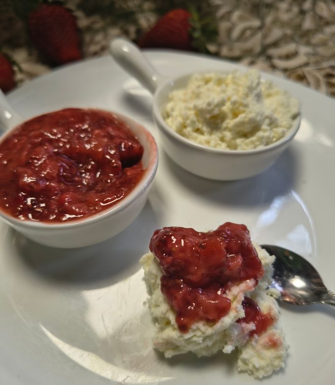 Una foto de Postre Vigilante Con Dulce De Frutillas Sin Azúcar Y Ricota