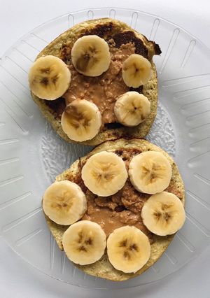 Una foto de Pancakes de banana y coco 🥥 🍌