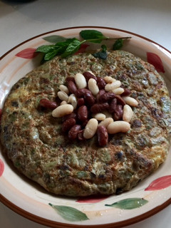 Una foto de Tortilla de habas con "bisbe negre y queso"