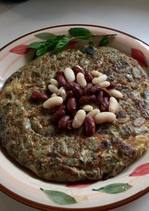Foto principal de Tortilla de habas con "bisbe negre y queso"