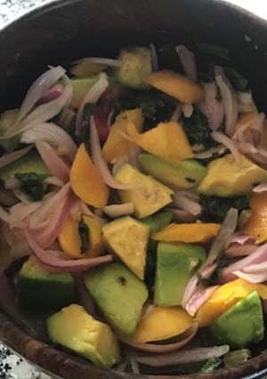 Una foto de Ensalada de mango y aguacate