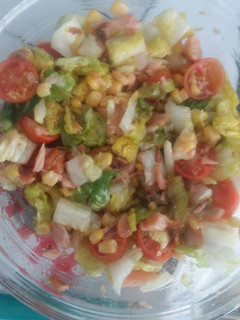 Una foto de Ensalada de Salmón frito Cherry Lechuga y Maíz