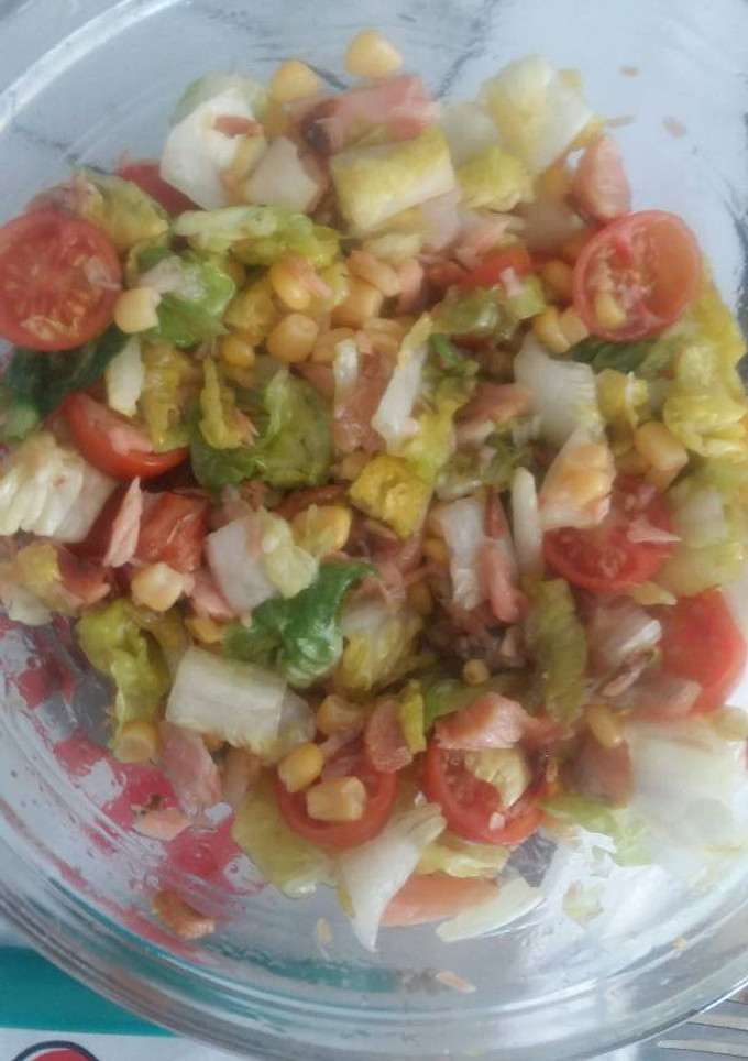 Una foto de Ensalada de Salmón frito Cherry Lechuga y Maíz
