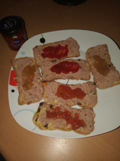 Una foto de Tostas de pasas con paté y mermeladas