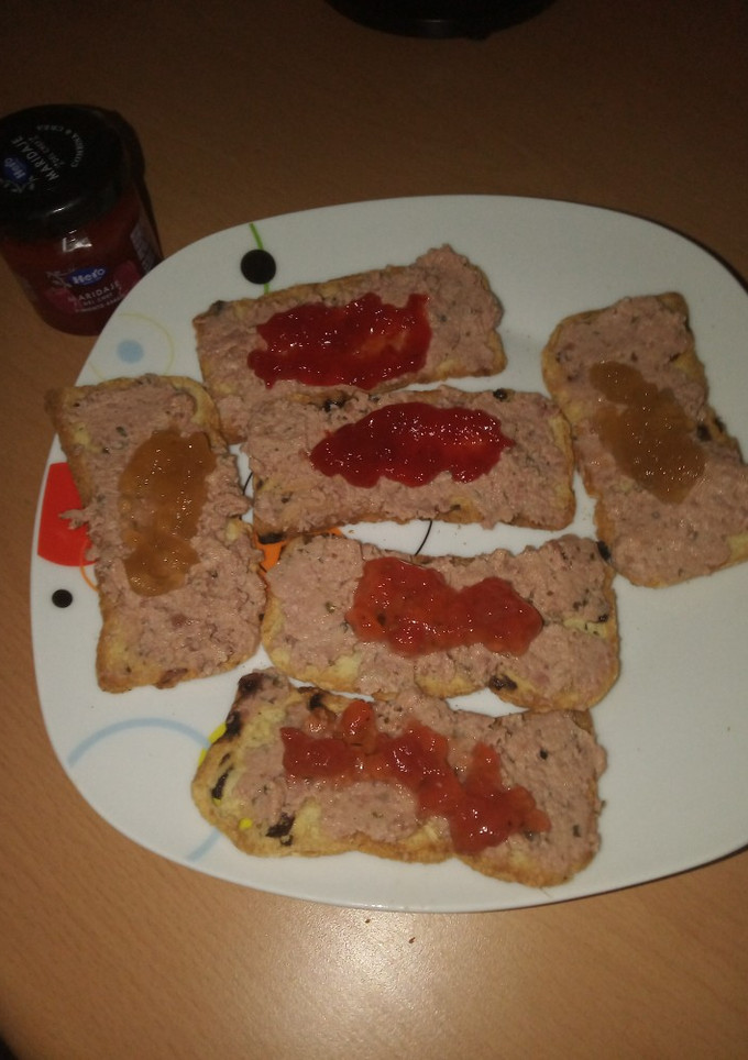 Una foto de Tostas de pasas con paté y mermeladas