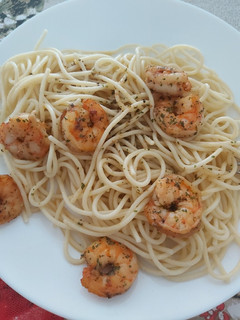 Una foto de Espaguetis con gambas!!
