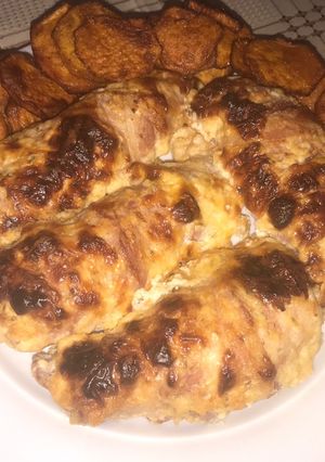 Tejfölös-sajtos szószban sült, töltött csirkemell édesburgonya körettel recept fotója