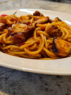 Una foto de Espaguetis con pulpo al ajillo y salsa de tomate
