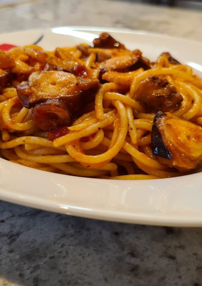 Una foto de Espaguetis con pulpo al ajillo y salsa de tomate