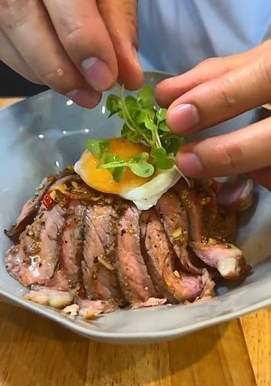 Hình của món Cơm Bò Truffle Ponzu.