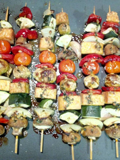 Una foto de Pinchos de verduras y tempeh
