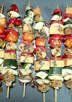 Una foto de Pinchos de verduras y tempeh