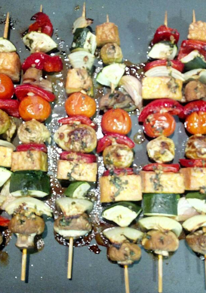 Una foto de Pinchos de verduras y tempeh