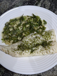 Una foto de Merluza con ajetes y salsa verde al microondas