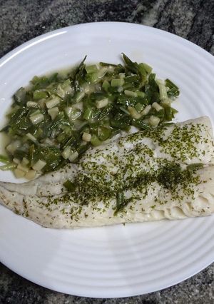 Una foto de Merluza con ajetes y salsa verde al microondas