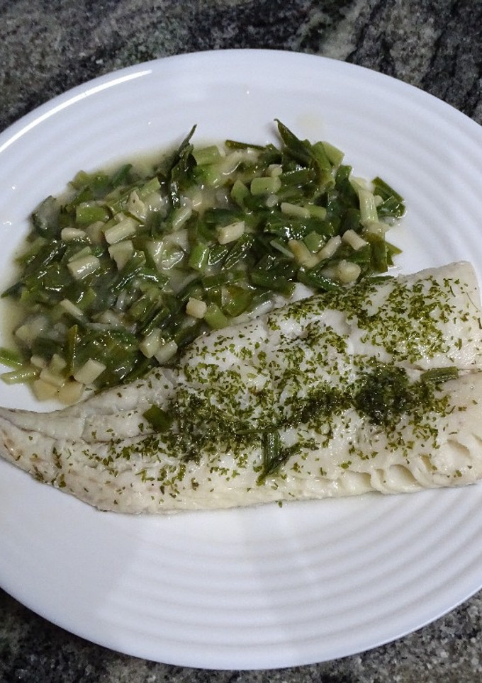Una foto de Merluza con ajetes y salsa verde al microondas