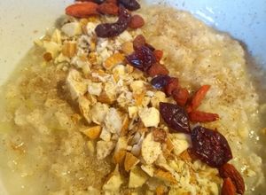 Una foto de Porridge de avena y manzana