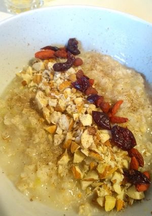 Una foto de Porridge de avena y manzana