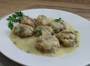 Foto principal de Albóndigas de bacalao y berenjena en salsa de puerro y apio