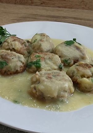 Foto principal de Albóndigas de bacalao y berenjena en salsa de puerro y apio