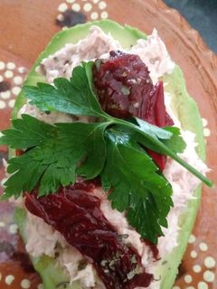 Una foto de Aguacates rellenos con atún 🐠