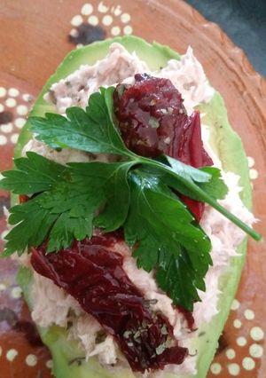 Una foto de Aguacates rellenos con atún 🐠
