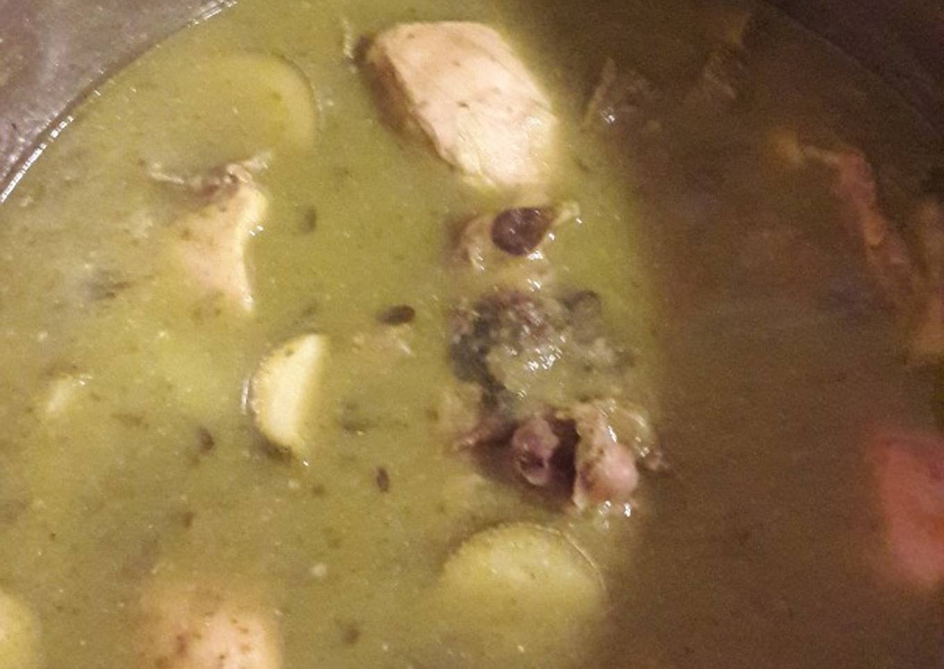 Pollo es salsa verde con verdolagas y calabazas