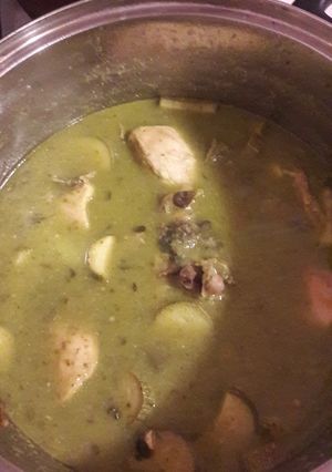Una foto de Pollo es salsa verde con verdolagas y calabazas