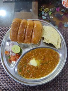 લેફ્ટઓવર શાક માથી પાવભાજી (Leftover Shak Pavbhaji Recipe In Gujarati) રેસીપી મુખ્ય ફોટો