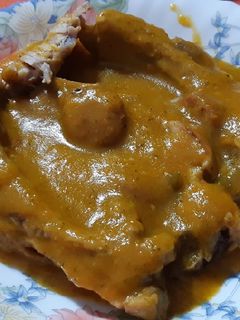 Una foto de Costillas en salsa, con chorizo
