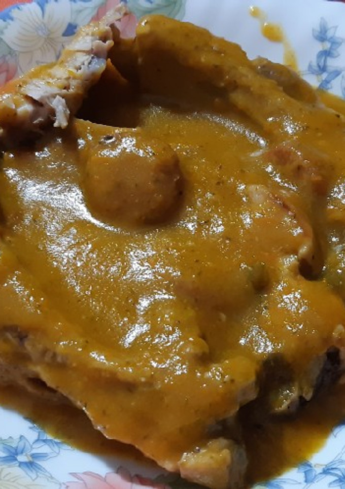 Una foto de Costillas en salsa, con chorizo