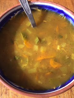 Une photo de Potage carottes poivrons courgettes au curry et citron confit