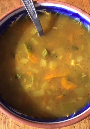 Une photo de Potage carottes poivrons courgettes au curry et citron confit