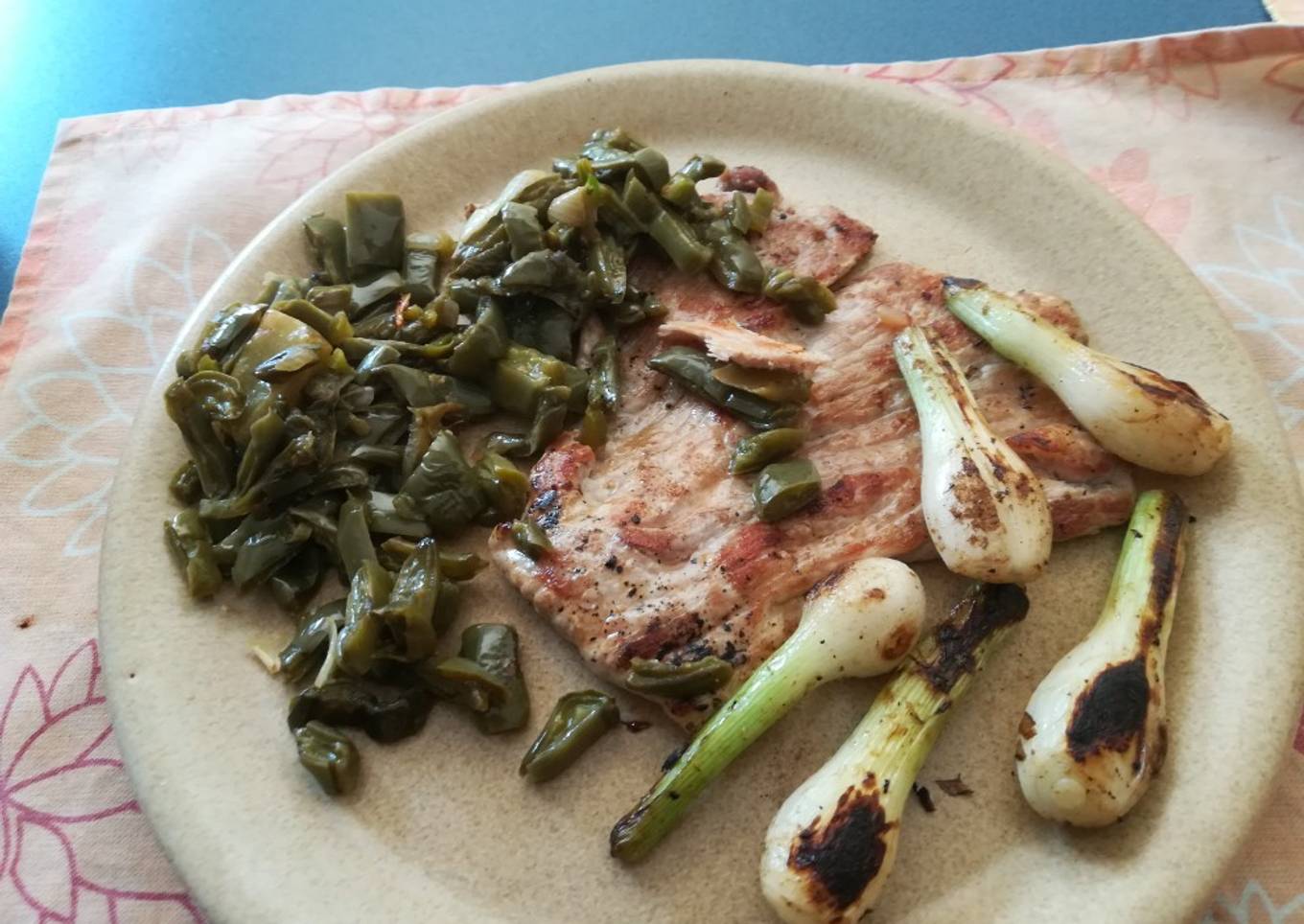 Carne asada con nopales y cebollines