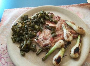 Una foto de Carne asada con nopales y cebollines