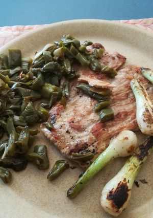 Una foto de Carne asada con nopales y cebollines