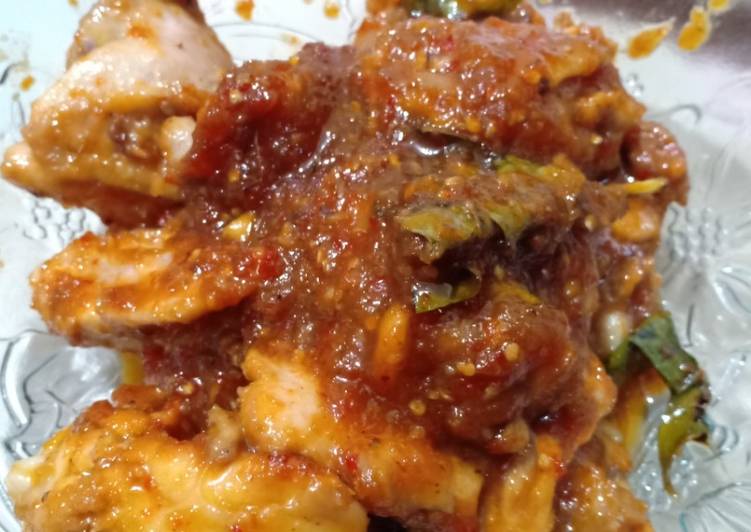 Bagaimana Membuat Ayam Bumbu Rujak yang Bikin Ngiler