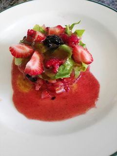 Una foto de Ensalada de frutas rojas con vinagreta de fresa