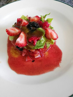Una foto de Ensalada de frutas rojas con vinagreta de fresa