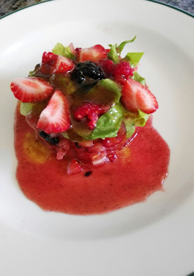 Una foto de Ensalada de frutas rojas con vinagreta de fresa