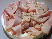 Una foto di mortadella e formaggio spalmabile