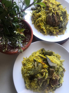 Una foto de Fideuà de confit de pato con alcachofas